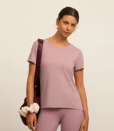 Remera deportiva color lila, texturizada, de manga corta y cuello redondo.