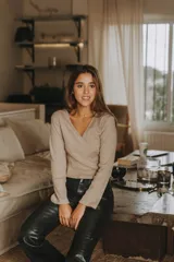 Remera negra de punto canalé con escote cruzado en V y mangas largas con puños de piel sintética con pelo.