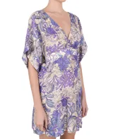 Vestido corto con estampado floral en tonos lila, celeste y beige, con escote en V y mangas cortas amplias.