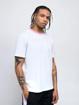 Remera color arena de corte clásico con cuello redondo ribeteado en blanco y logo Umbro estampado en el pecho.