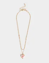 Collar corto dorado de doble cadena, con dije de relicario en forma de corazón con flores rosadas.