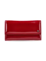 Billetera de cuero vacuno charol color bordeaux con broche metálico y remache metálico con logo de la marca. Interior forrado en textil con inscripción "HECHO EN URUGUAY".
