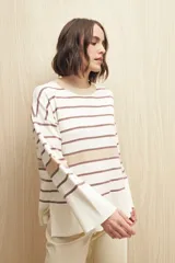 Sweater de rayas horizontales color crudo y marrón, con cuello redondo a contratono color beige, tajos laterales y mangas largas con puño ancho.