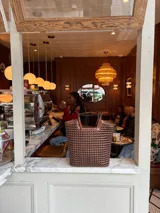 Bolso tipo tote de cuero color tostado, con diseño trenzado a mano.