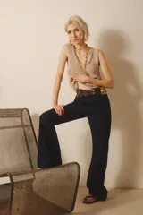 Pantalón de jean acampanado color azul oscuro, con cintura alta y bolsillos delanteros y traseros.