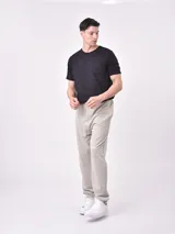 Pantalón de jogging negro con cintura elástica y cordón ajustable. Corte holgado con puños elásticos en los tobillos.