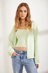 Saco de punto inglés color verde menta, con mangas globo y botones forrados, diseñado con etiqueta monogram bordada en la espalda.