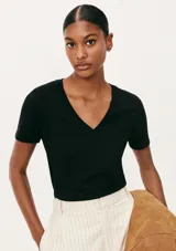 Camiseta negra de manga corta con cuello en V.