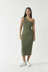 Vestido largo verde oliva, de corte ajustado, con un solo hombro y abertura en la cintura.