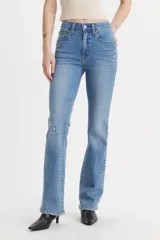 Pantalón de jean celeste de tiro alto con corte bootcut. El diseño presenta roturas sutiles en la rodilla y en el muslo.