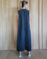 Vestido largo de denim celeste, con escote en V y corte holgado.