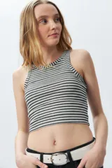 Crop top a rayas sin mangas, con un diseño ligero y cómodo.
