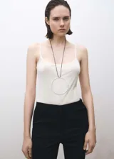 Top blanco de seda con tirantes finos y escote redondo.