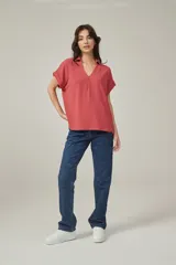 Blusa color salmón de viscosa, corte holgado, con cuello camisero y mangas cortas con dobladillo.