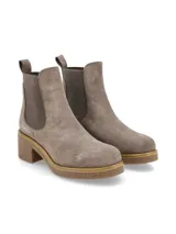 Bota de gamuza color beige con elásticos laterales, suela de crepe y taco de 5,5 cm.