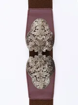 Cinto marrón con elástico y hebilla metálica con diseño floral.