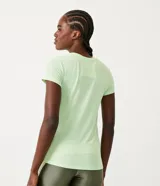 Remera deportiva color verde flúor, de corte clásico, con cuello redondo y mangas cortas.