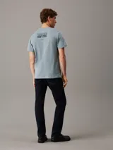 Remera celeste de algodón con cuello redondo y logo CK bordado en el pecho.