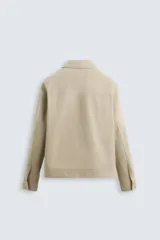 Cazadora regular fit de algodón color azul marino, con cuello solapa, manga larga con puños abotonados, bolsillos de vivo en la cadera y cierre frontal con cremallera.