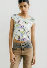 Top corto de jersey con estampado floral multicolor, con diseño cruzado en el frente que permite usarlo de diferentes formas.