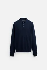 Polo azul marino de punto ligero tejido en hilatura con mezcla de seda y algodón. Cuello solapa con cierre frontal de botonadura. Manga larga. Acabados en rib.