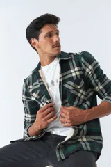 Sobrecamisa de algodón para hombre, con botones y forro interior de corderito, cuenta con bolsillos de estilo cartera.