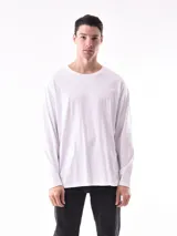 Remera blanca de manga larga con cuello redondo.
