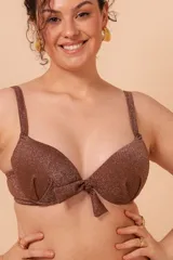 Soutien de baño con copa armada y aro, breteles regulables, nudo regulable en espalda y detalle de nudo en el escote. Confeccionado con tela que contiene fibra LYCRA® XTRA LIFE™.