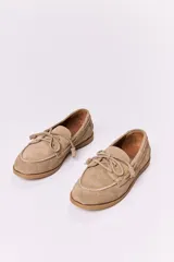 Náuticos de cuero color verde oscuro, con cordones de cuero marrón y suela de goma.