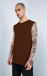 Musculosa marrón de corte recto y cuello redondo.