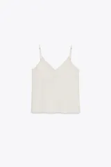 Top color crema de Zara Woman Collection, con escote pico, tirantes finos ajustables y detalle de encaje a tono.