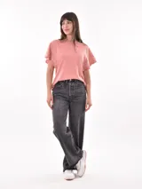Remera color salmón con mangas cortas con detalle de calado.