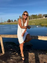 Vestido corto marrón tejido al crochet con detalles en crochet color beige en el contorno.