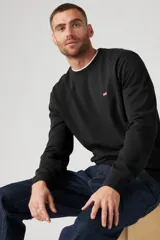 Sweater negro de corte clásico con cuello redondo y logo de Levi's bordado en el pecho.
