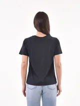 Remera lila con estampado frontal con la frase "Gracias por nada".
