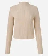 Blusa marrón de punto con cuello alto y manga larga.
