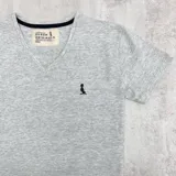 Remera gris claro melange de algodón, con cuello en V y logo bordado en el pecho.