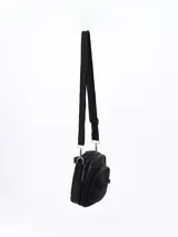 Bandolera negra de tela impermeable con correa ajustable, bolsillo frontal con cierre y asa de mano.