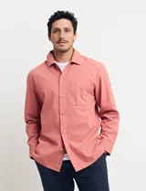 Sobrecamisa verde de manga larga con cuello camisero, cierre frontal con botones y bolsillo de parche en el pecho.