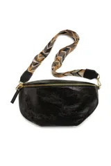 Riñonera negra de cuero sintético con correa de tela estampada ajustable.