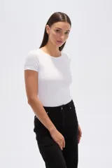 Body de manga corta color blanco, confeccionado en poliamida, de corte ajustado al cuerpo y cuello redondo a la base.