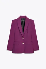 Blazer color violeta con cuello solapa, manga larga con hombreras, bolsillos delanteros con solapa y cierre frontal con botones dorados.
