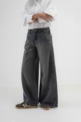 Pantalón de denim color gris, de tiro medio y piernas anchas, con 5 bolsillos y pespuntes a contra tono.