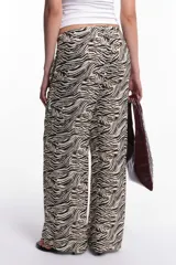 Pantalón de viscosa con estampado animal print.
