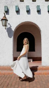 Vestido largo verde de bambula, corte amplio y breteles finos.