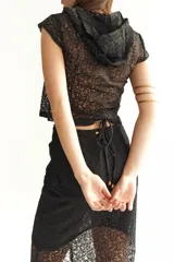 Remera de encaje roja con capucha y mangas cortas.