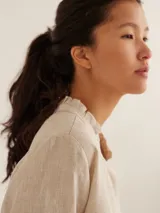 Camisa clásica rosada de lino con cuello mao y volados.