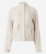 Campera bomber negra de viscosa con cierre delantero, bolsillos con solapa y pespuntes contrastantes en color blanco.