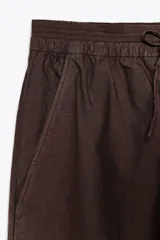 Pantalón marrón de tiro medio y pierna ancha, con cintura elástica ajustable con cordones.