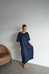 Vestido largo azul marino de manga corta y cuello redondo, corte holgado.